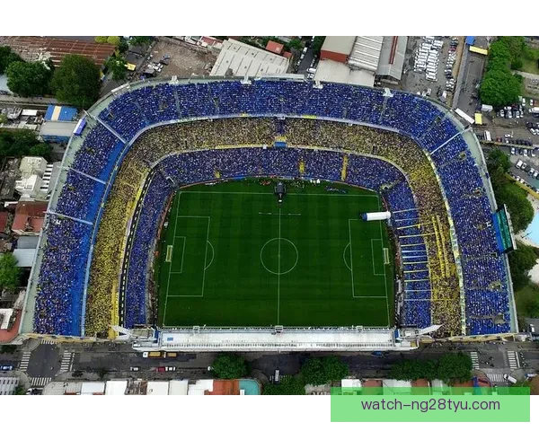 拉普拉塔大学生队大巴被砸伤人